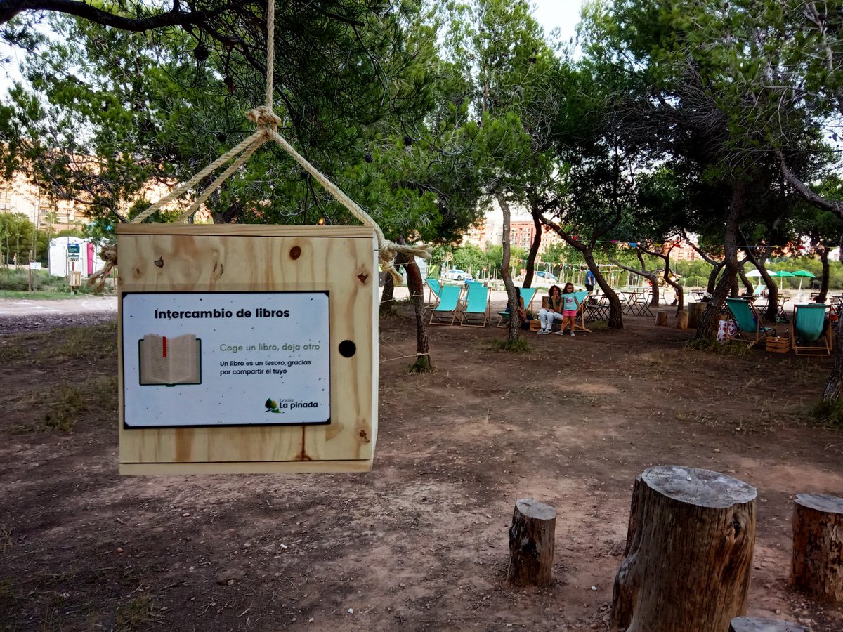 barriolapinada's tweet photo. 🌲😎 Hoy ha sido una tarde muy completa en #LaPinadaFun. Hemos tenido intercambio de libros, lecturas para niños, taller de marcapáginas y además, hemos instalado dos bibliotecas de intercambio permanentes. ¡Ven y encuéntralas! 🌲♥️📖
#bookswap #Paterna https://t.co/7NmTZG2ezz