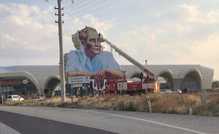 _arifsaylam's tweet photo. Kırşehir’in girişine Büyük bir Atatürk portresi yapılmış.

Onur ve Gurur Duydum. 

Emeği geçen herkese teşekkür ederim. 

Bunu Siyasal bir malzeme olarak görenlerin kanından da şüphe ederim ..... https://t.co/PjHGnX6KKu
