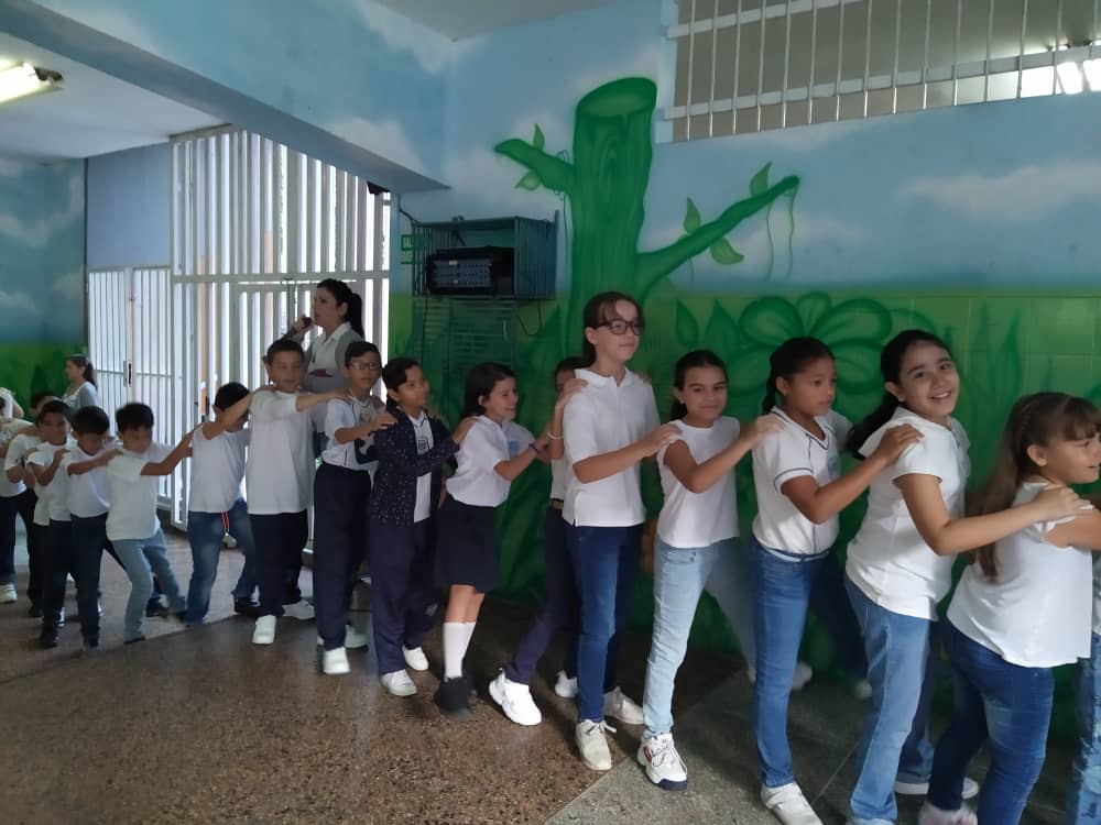 CRAjuanito's tweet photo. Vivimos una mañana maravillosa con nuestros chicos celebrando en día de la paz @colegiojuan23 @sedejuanito https://t.co/xKAGxOkCFS