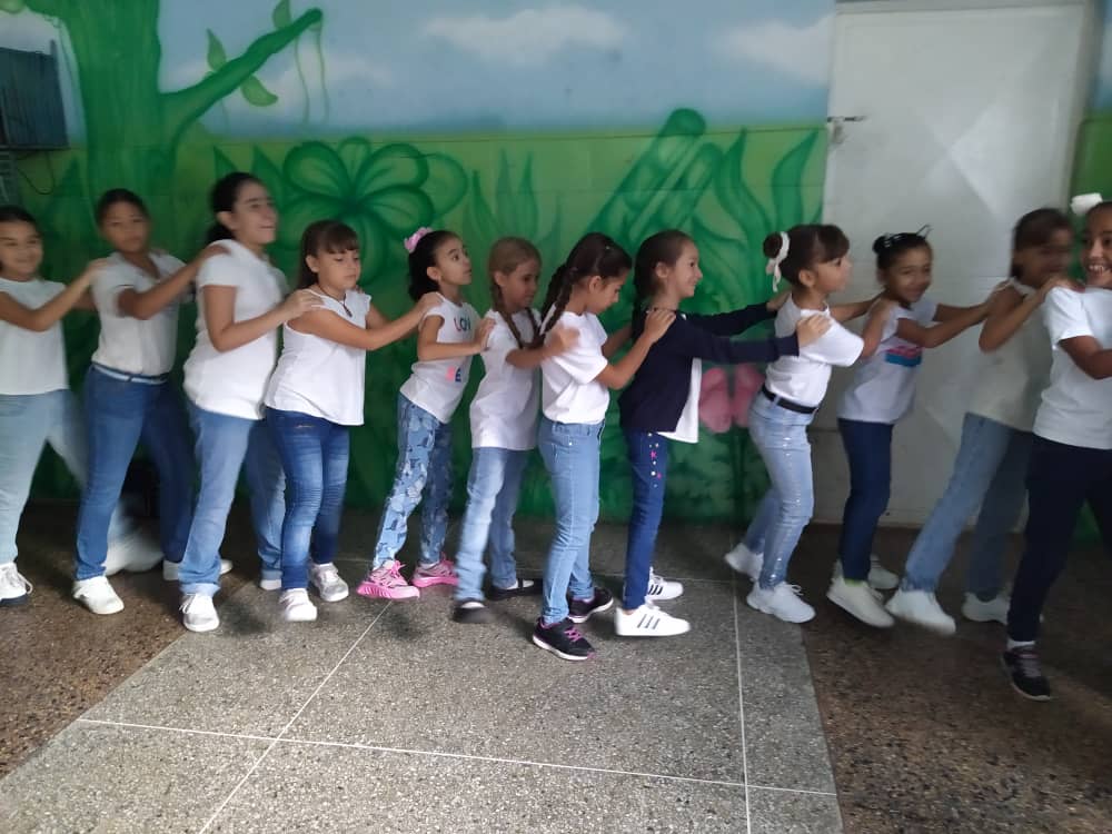 CRAjuanito's tweet photo. Vivimos una mañana maravillosa con nuestros chicos celebrando en día de la paz @colegiojuan23 @sedejuanito https://t.co/xKAGxOkCFS