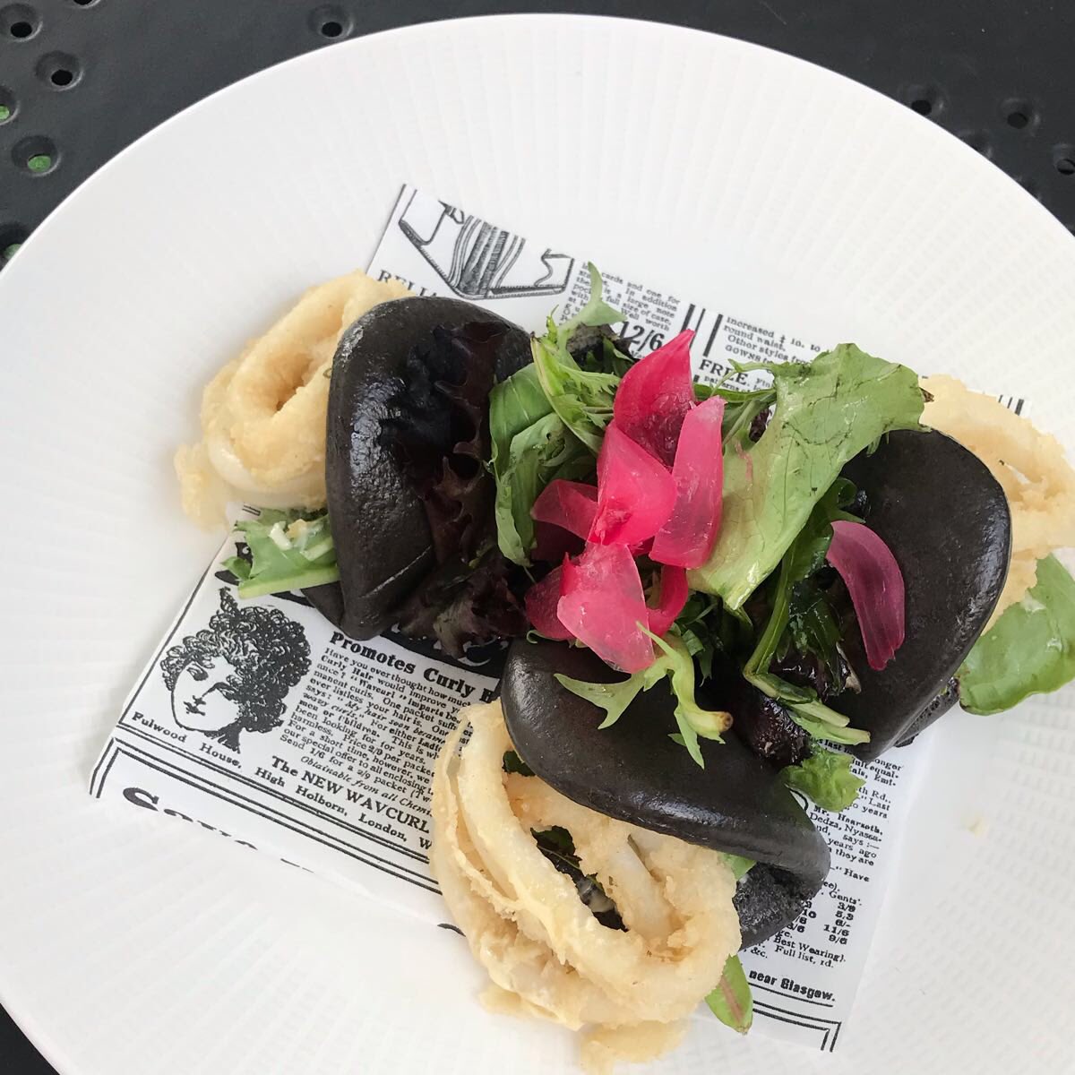 CrisOpositora's tweet photo. Calamares con #bao de su tinta en #studio32 en el #hotelimagine #madrid https://t.co/K9aQROL0eL