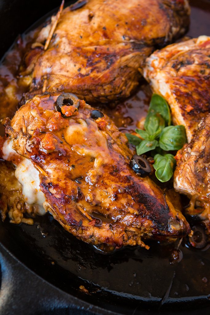 Does it get any better than juicy chicken stuffed with melty cheese, briny California Ripe Olives and bright pesto? We don’t think so! Recipe by @OhSweetBasil 

calolive.org/recipes/cheesy…