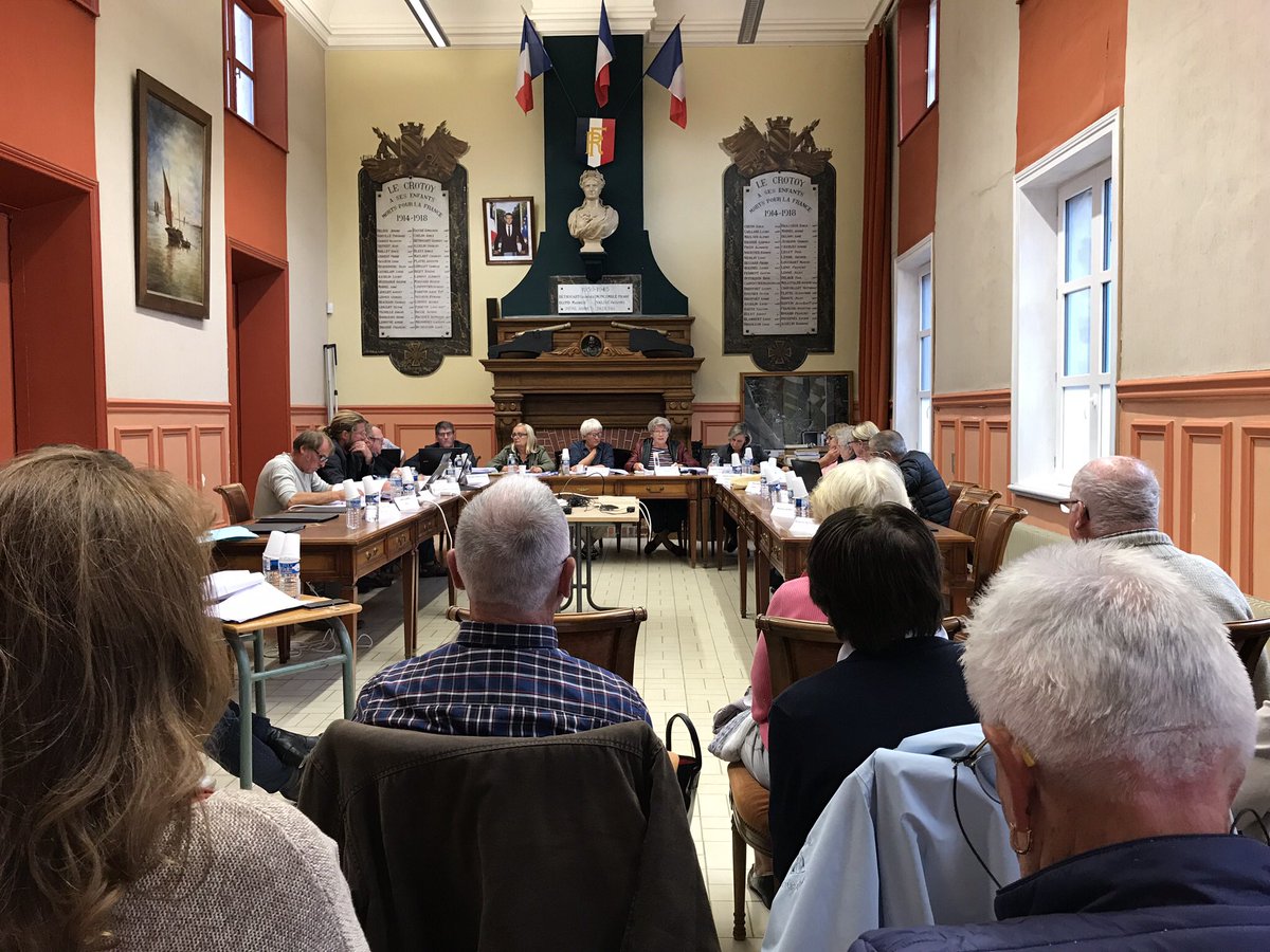 ChagnonPatricia's tweet image. ✅ J’ai rejoint les Crotellois qui s’intéressent à la gestion de leur commune ce soir. Nous avons assisté au conseil municipal dans la tribune prévue pour le public.
Assister aux débats c’est certes intéressant ...mais pouvoir agir serait beaucoup mieux 😉
#LeCrotoy 
#Picardie