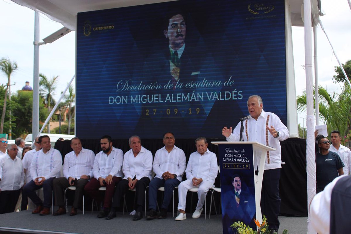 MIHotelPrincess's tweet photo. Esta mañana se realizó la develación de la escultura en honor al máximo impulsor de #Acapulco Don Miguel Alemán Valdés en Presencia del Gobernador @HectorAstudillo,El Secretario de Turismo @TorrucoTurismo, C.P Juan Antonio Hernández Venegas  
#TodosSomosPrincess #RivieraDiamante https://t.co/EmUoOdjNe4