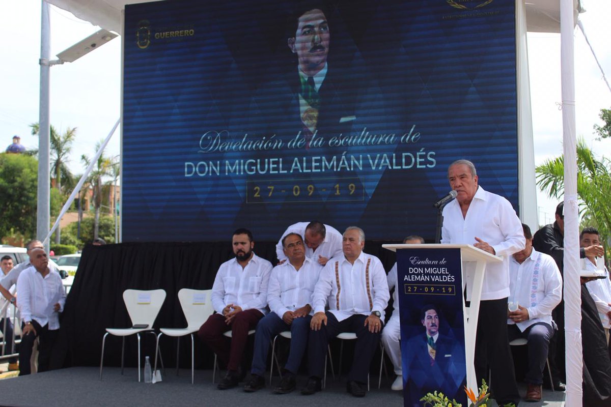 MIHotelPrincess's tweet photo. Esta mañana se realizó la develación de la escultura en honor al máximo impulsor de #Acapulco Don Miguel Alemán Valdés en Presencia del Gobernador @HectorAstudillo,El Secretario de Turismo @TorrucoTurismo, C.P Juan Antonio Hernández Venegas  
#TodosSomosPrincess #RivieraDiamante https://t.co/EmUoOdjNe4