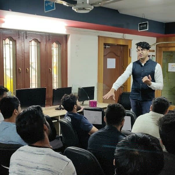 theedlabs's tweet photo. It was really great to see a passionate crowd on Saturday.
Here is the glimpse of the  triumphant Meetup about "How to be an ace programmer in a globally competitive world?"!!

#Gyrix #meetup #freshers #engineers https://t.co/4sshXwOiuh