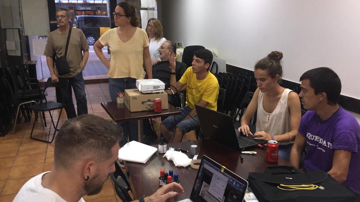 JoventEixample's tweet photo. Avui ha estat la vaga mundial oel clima i no ha faltat la nostre asistencia a la manifestació amb les pancartes creades junt amb @ERC_Eixample!!! https://t.co/pQRxhnAuqU