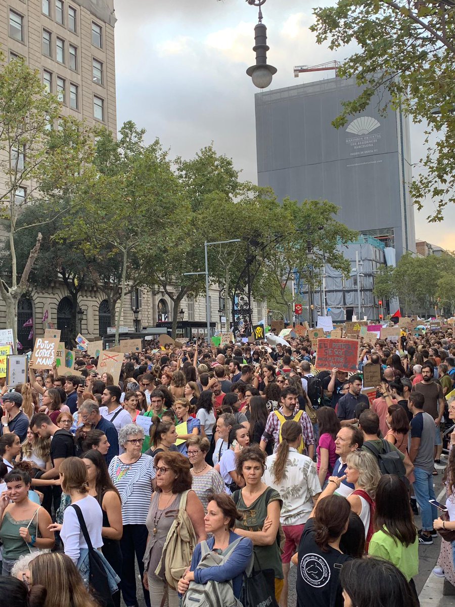 JoventEixample's tweet photo. Avui ha estat la vaga mundial oel clima i no ha faltat la nostre asistencia a la manifestació amb les pancartes creades junt amb @ERC_Eixample!!! https://t.co/pQRxhnAuqU