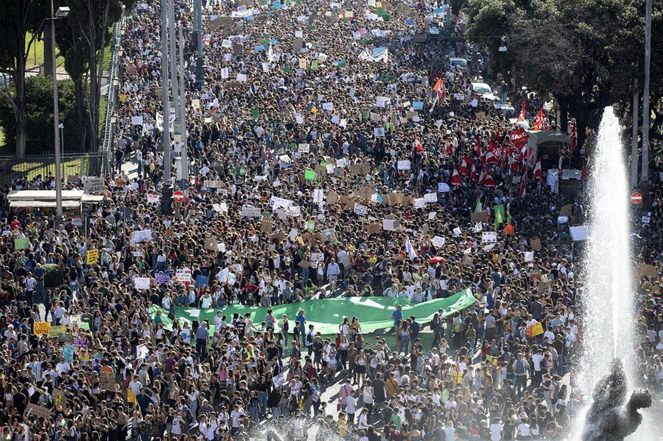 #Rome #Roma Italy 🇮🇹 today!
#OutWithTheOldGuard #InWithTheGreenGuard!
#WeAreOne  #ClimateStrike #ClimateJustice #GreedKills