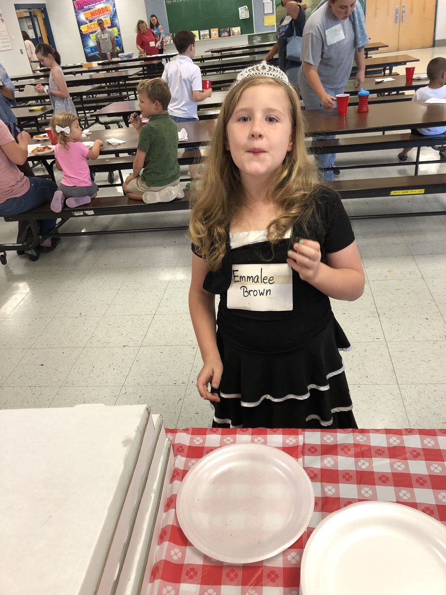 SonyaZielke's tweet photo. Emmalee Brown had the manners of a queen last night. She said “please” and “thank you” for her slices of pizza. She was also very helpful to her mom and brother. #CCisCOURTEOUS https://t.co/OJKivDu5ay