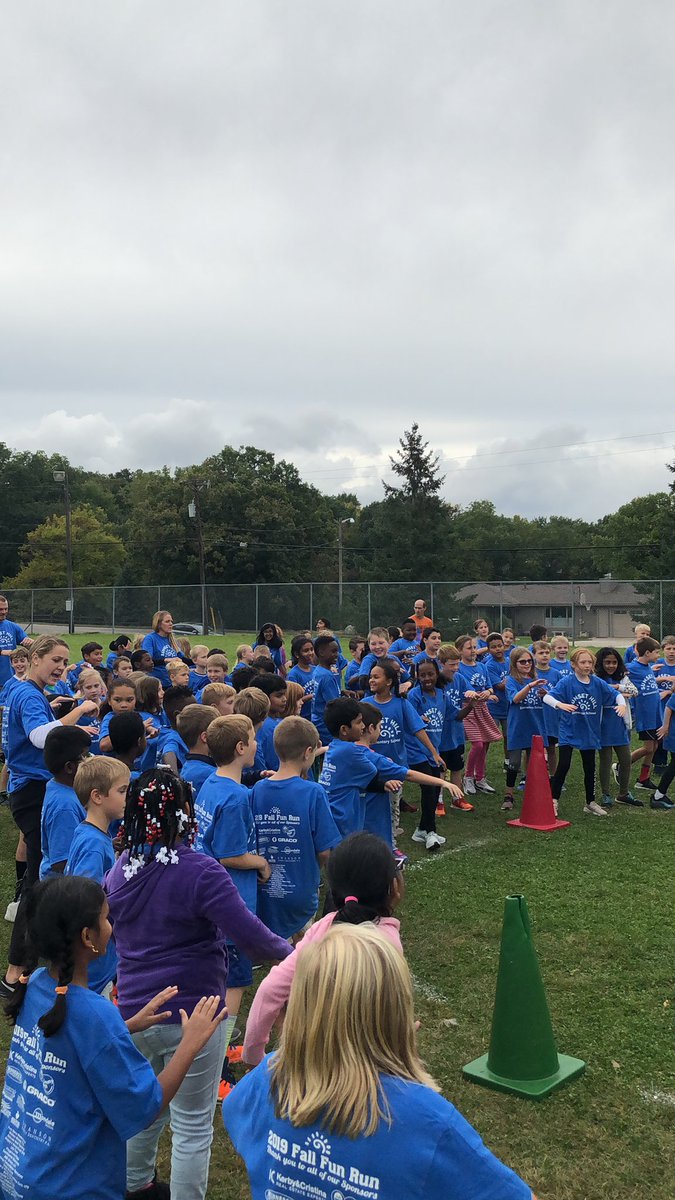 SunsetHillPE's tweet photo. Third grade warming up to finish off the day!! #SunsetHill #FunRun https://t.co/bx6jedh5UH