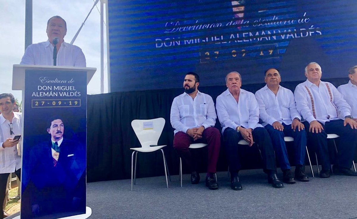 erescalona11's tweet photo. ASISTIMOS A INVITACIÓN DEL C.P. JUAN ANTONIO HERNÁNDEZ, PRESIDENTE DE GRUPO AUTOFIN, A LA DEVELACIÓN DE LA ESCULTURA DE MIGUEL ALEMÁN VALDÉS, CON LA PRESENCIA DE LA FAMILIA ALEMÁN VELAZCO Y ALEMÁN MAGNANI. https://t.co/WhA7YAIBuv