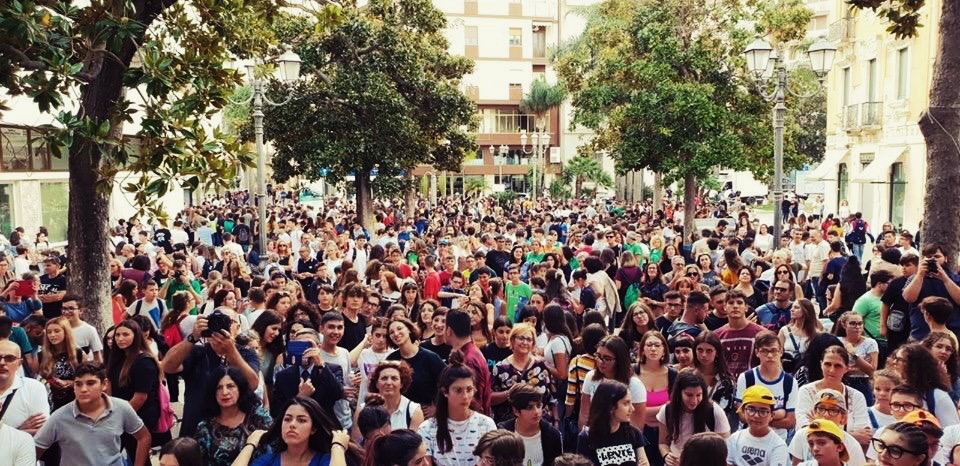 arcipuglia's tweet photo. #FridaysForFuture 1 milione in Italia, 100 mila in Puglia con @fffitalia: serve subito un nuovo modello di sviluppo giusto equo per evitare disastro globale. @arcipuglia c'è, cultura e solidarietà sono base del nuovo mondo possibile. È tempo di agire! @ArciNazionale #27settembre https://t.co/6SLKA5g6BW