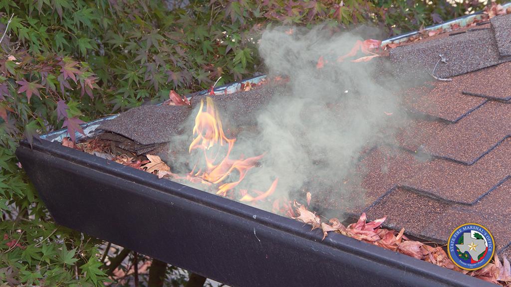 TXSFMO's tweet image. 📋 Weekend #ToDoList: Clean gutters. Leaves and debris stuck there can catch fire.