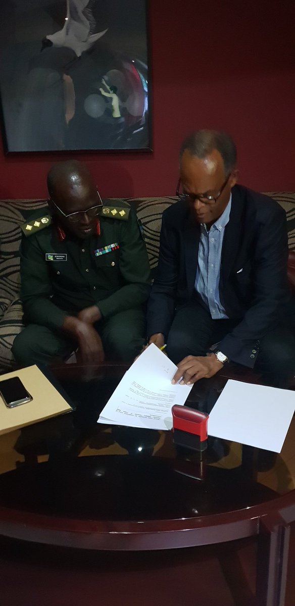 RwaMilitaryHosp's tweet image. After days saving lives with us,tonight we signed a MOU with CHU Strasbourg frm France 4 a long lasting partnership in healthcare provision&amp;amp;exchange of health workers for continuous knowledge improvement.Hon Minister @P_Ndimubanzi  was there&amp;amp;appreciated great services provided.