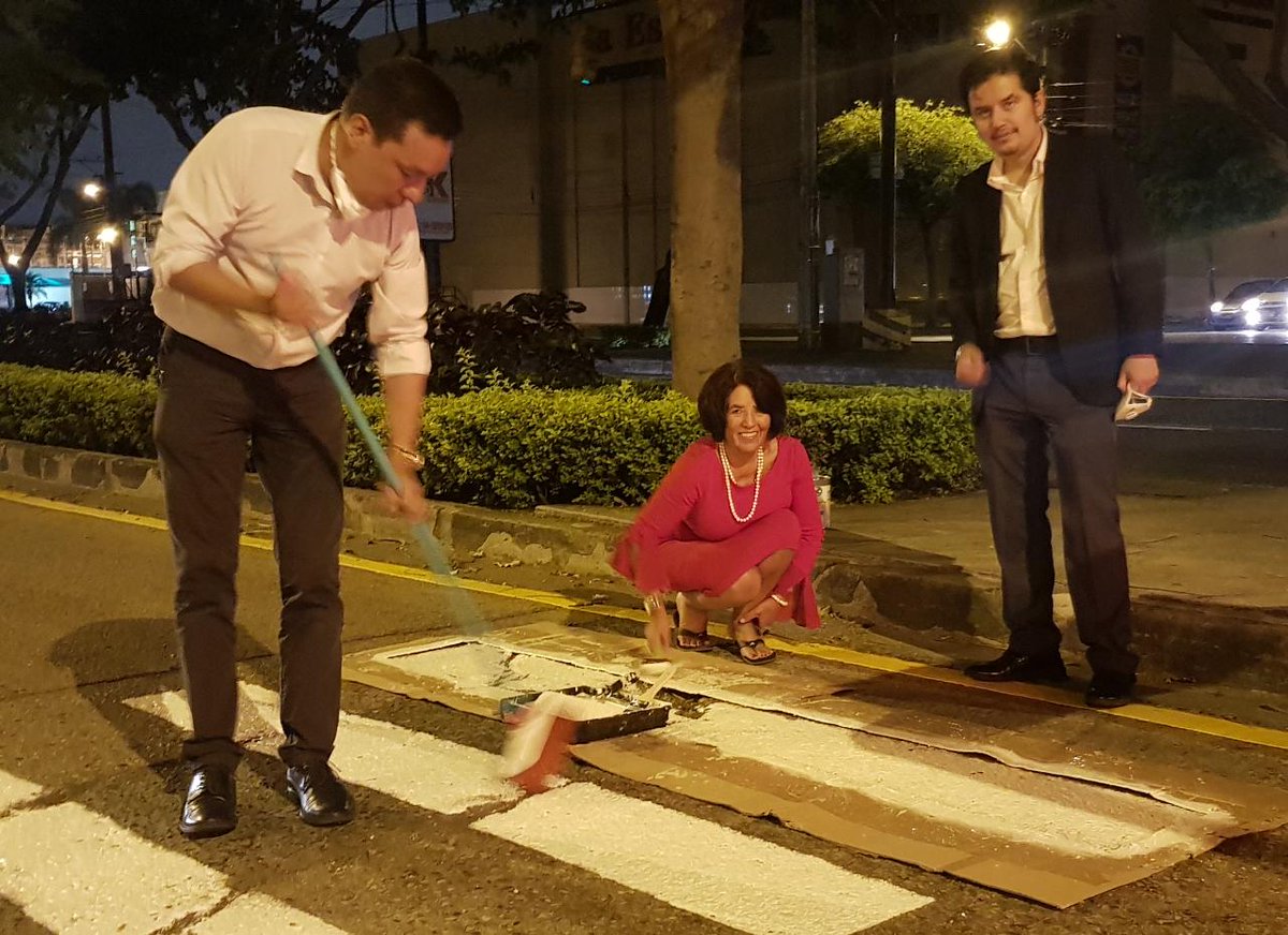 itesutec's tweet photo. La rectora del #ITESUT Master. Cecilia Flores M. participó en una interesante iniciativa Ciudadana: la intervención de urbanismo táctico, pintando un paso cebra en un lugar de alto flujo de peatones de #Guayaquil. https://t.co/29Zs4Nu6cQ