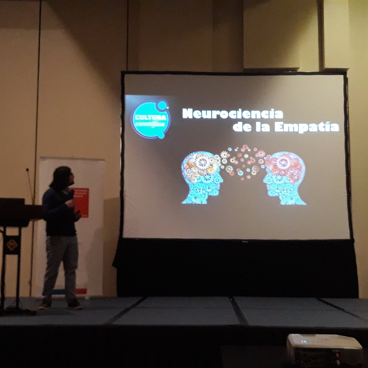 fccientifica's tweet photo. Nuestro Director de Investigación, Rodrigo Torres, expone  "Neurociencia de la empatía" en el Seminario de Educación Emocional para educadoras de párvulos de salas cuna y jardines VTF de la Región de los Ríos 👍 https://t.co/3Qp4lIx22b