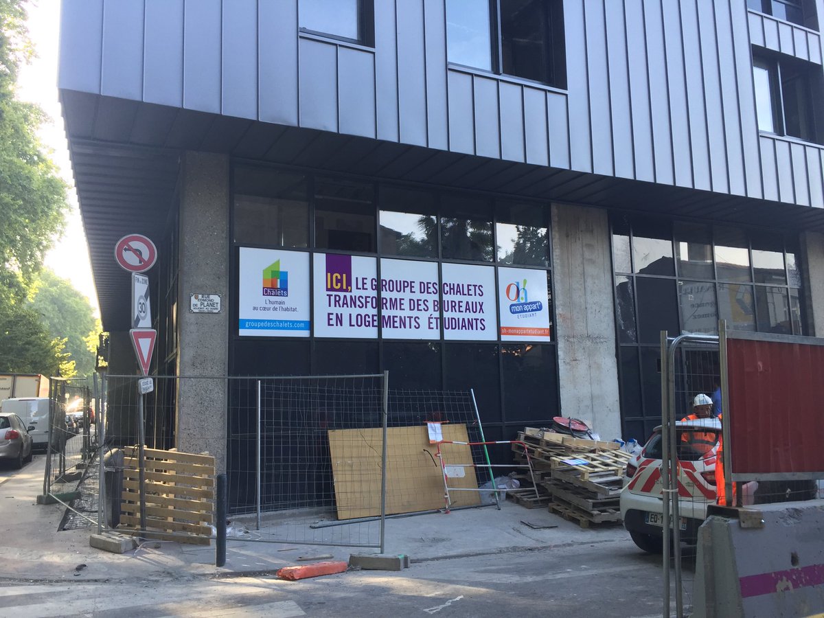 Camille_2Neau's tweet photo. @IanBrossat A #Toulouse aussi le bailleur social #LesChalets transforme l'ancienne chambre d'agri en logements étudiants 100% équipés en meubles issus de l' #Economiecirculaire le tout pour un loyer autour de 320€ par mois. #engagement @delormebr @HauteGaronne https://t.co/oWN9IekTd9