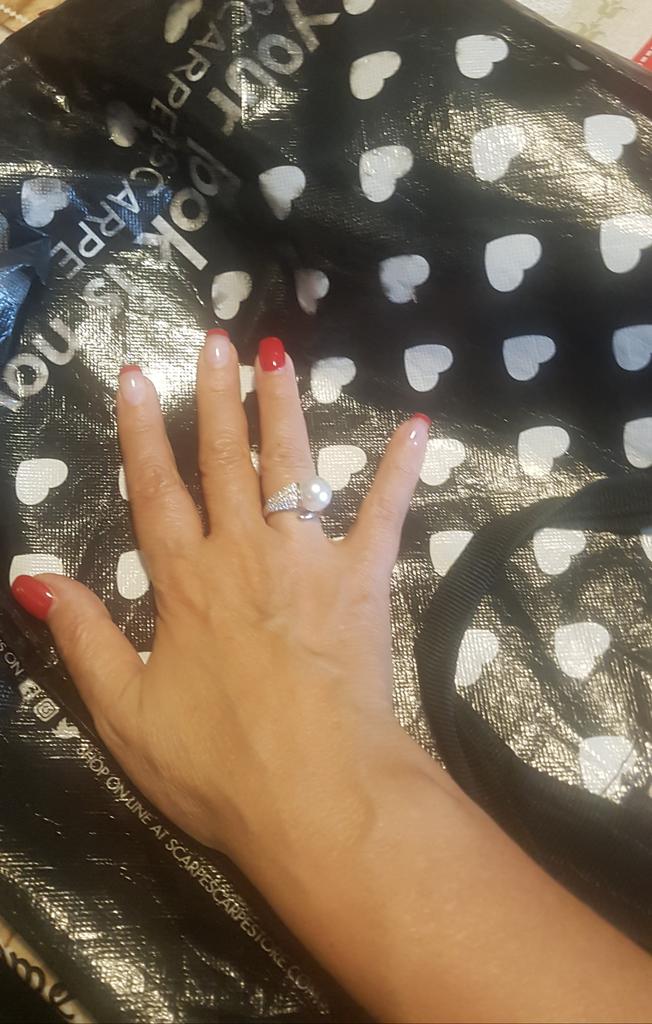 Beatrice8210's tweet photo. Red and black!! 
Buonanotte😊😘 https://t.co/ZdNvPJaRKa