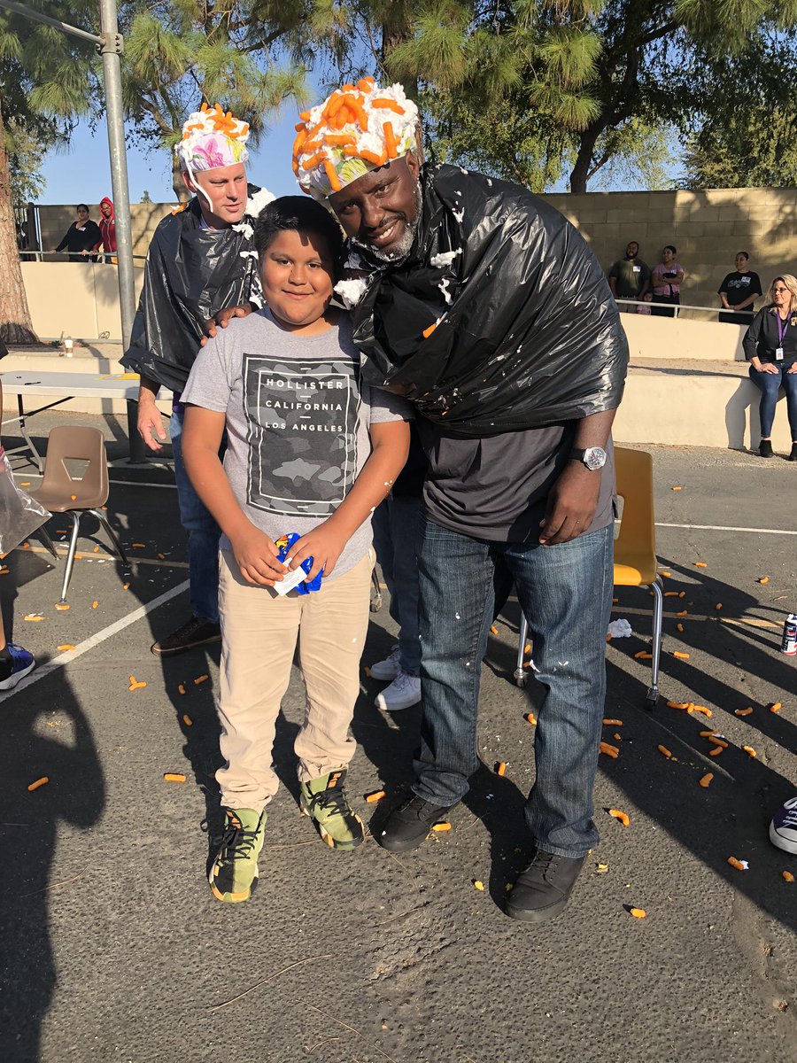 CarolinaAlas13's tweet photo. Happy 🙌🏼 FriYaY 💕 &amp; Honorable Knight Assembly was a success thanks to @katwilson80 The 5th grade game was fun congrats to Dayton for winning with 23 Cheetos! 💜🏰💜 #FunFriday #CelebratingHonorableKnights #CastleRocks https://t.co/naaVrOKzgs