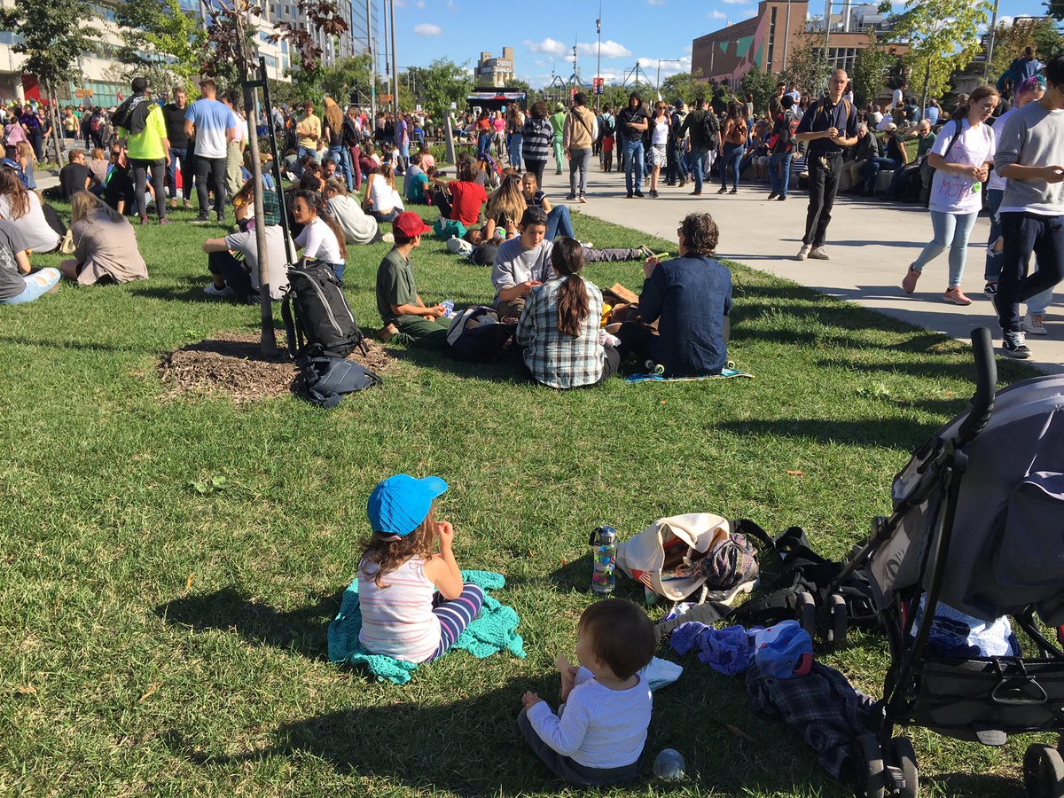 Littlest strikers watching things get crowded in at #climatestrikemontreal