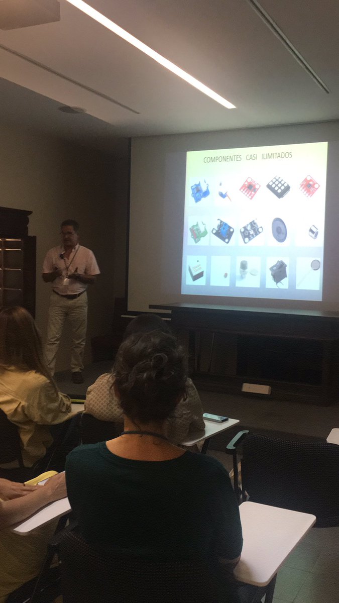 C_Mazinger's tweet photo. “Arduino, hardware sin fronteras” Eugenio Gil nos acerca este mundo tan desconocido para muchos, de una manera fácil de entender 😅 @Eugeniogilqui Última ponencia del día en la #Sala2 de #SuperHéroes19 @NemeSys20 @Hypergeek_es https://t.co/CrhTJ1knwH