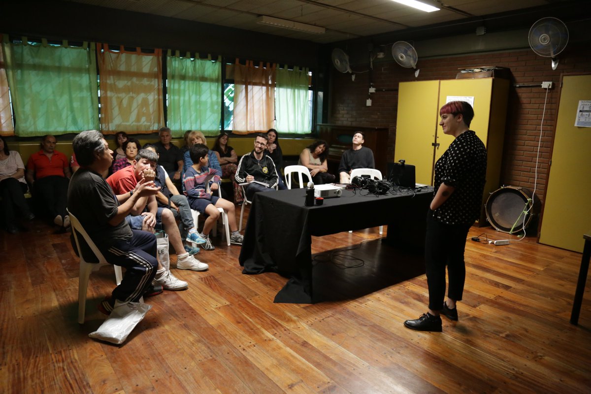 CulturaBarrios's tweet photo. La realidad virtual llegó al #ProgramaCulturalEnBarrios⚡️ Nos dimos una vuelta por esta Cápsula a cargo de Lucía Jazmín Tarela, en la que nos familiarizamos con esta tecnología, sus posibilidades interactivas y su relación con el arte. #PCBEnCápsulas https://t.co/mtTCcgcXoC