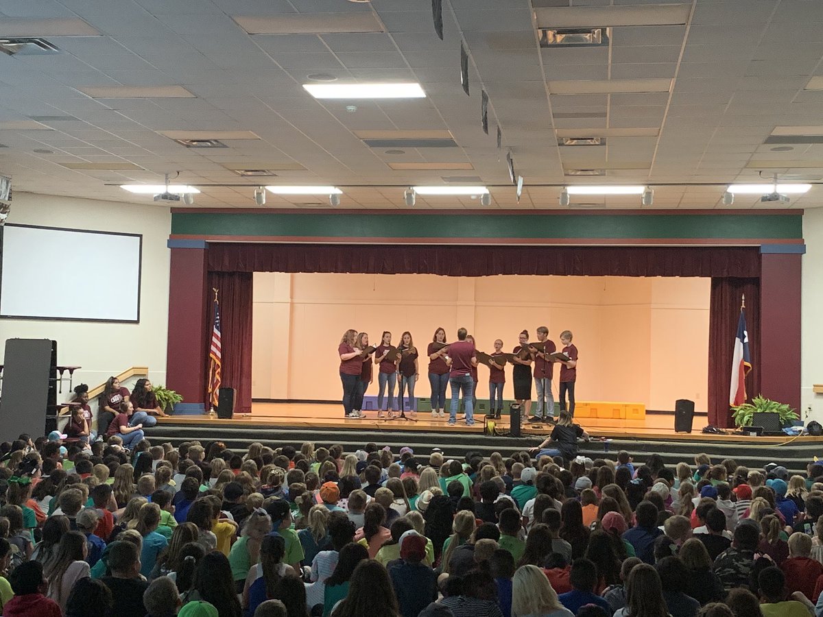 ScottMackey6's tweet photo. High School Choir had an Amazing Performance at Bonner Elementary today! #buzzbonner #buzzhudsonhighschool https://t.co/HH4aGRu985