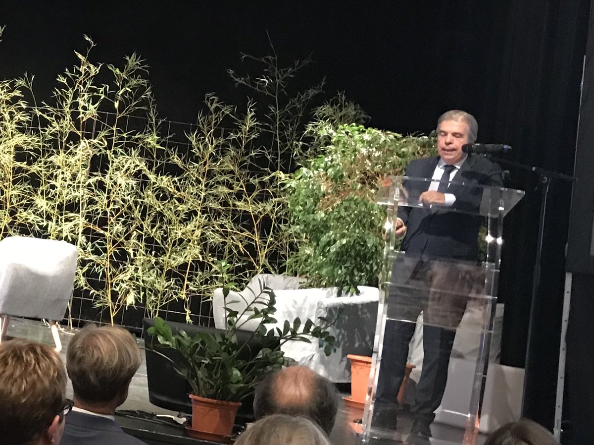 Agnes_Duperrin's tweet image. Démonstration brillante du prof Bruno Dubois à #saujon: nous pouvons favoriser le bien vieillir en respectant et alimentant notre cerveau (activité physique, culturelle, sociale, pas d’hypertension etc) qui reste modulable après 60 ans. @NotreTemps @Alzh_Fondation