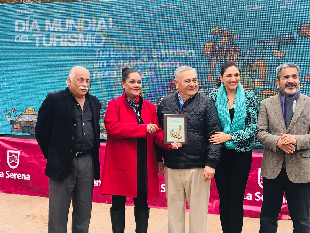 MaxMoralesChile's tweet photo. Sergio Bustos Caro, Fundador de #TurismoIngservtur fue galardonado por @munilaserena con Premio “Al Mérito Turístico” 2019 Día Mundial del Turismo. Con su equipo logró posicionar a Región Coquimbo como destino internacional de recalada de cruceros de lujo y expedición desde 1994 https://t.co/dFR7sAoqi5