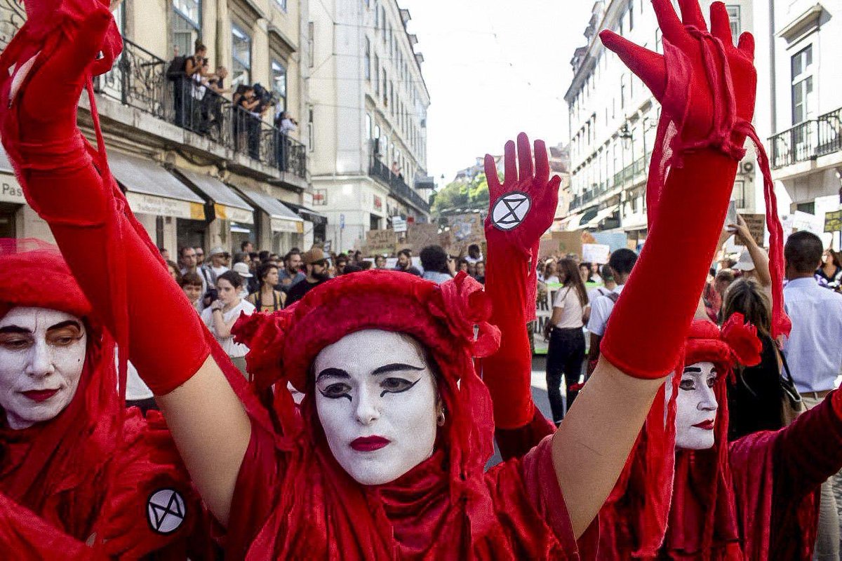 susijohnston's tweet photo. #Lisboa Portugal 🇵🇹 today!
#OutWithTheOldGuard #InWithTheGreenGuard!
#WeAreOne  #ClimateStrike #ClimateJustice #GreedKills https://t.co/6IYRIyi93R