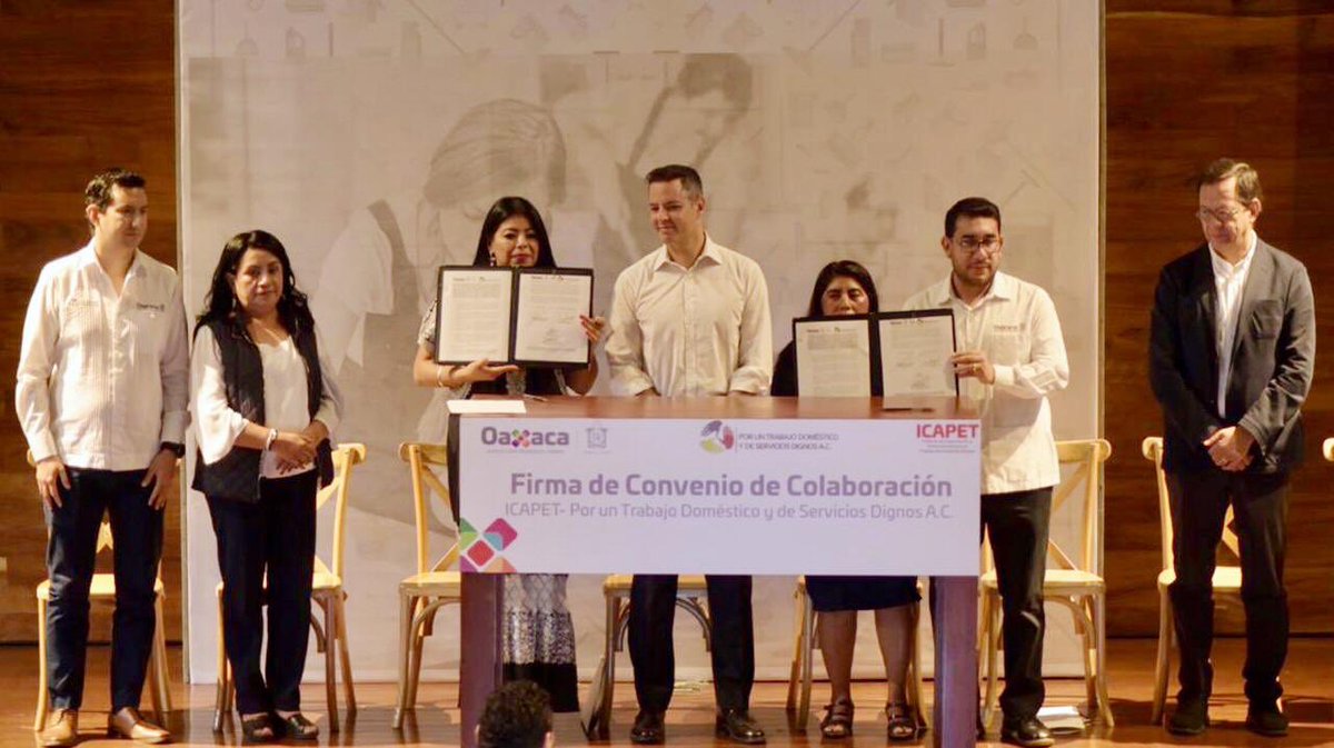 alejandromurat's tweet photo. Cumplimos un compromiso histórico con las y los trabajadores del hogar; Oaxaca se convierte en el primer Estado en otorgarles capacitación profesional, priorizando derechos humanos, derechos laborales, valor agregado a la economía y sobre todo, condiciones dignas y de igualdad. https://t.co/g8deMEINaR