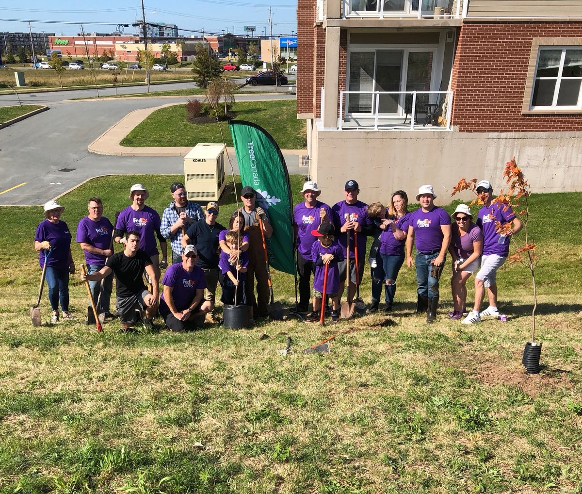 FedExCanada's tweet photo. A huge thanks to our incredible volunteers who took part in @TreeCanada's #PartnersInPlanting event at Baker Drive Community Playground in #Dartmouth, Nova Scotia. https://t.co/RaBO9Bg5ca