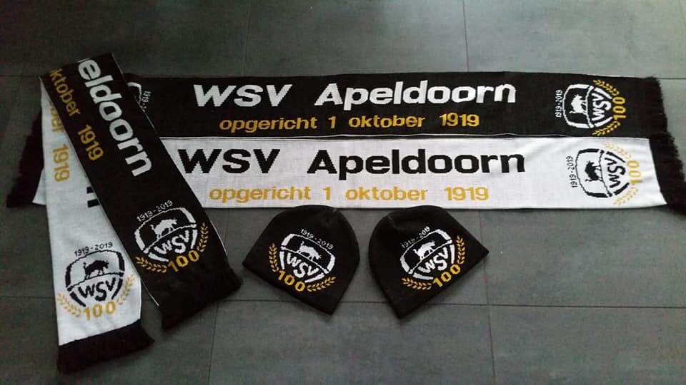 Vanaf morgen te koop bij WSV Clubsupport unieke WSV 100 jaar artikelen. Voetbal €15; Paraplu €15; Fansjaal €12; Muts €10. Sjaal èn Muts samen voor €20. CS donateurs betalen €15 voor deze set! Donateur word je voor 12,50 p.j en daarmee steun je de activiteiten! <a href="/wsv_voetbal/">WSV Apeldoorn</a>