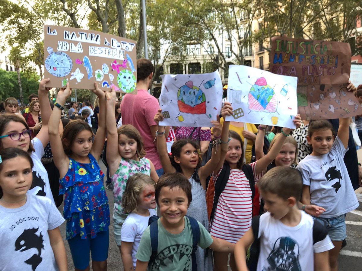 EscolaDecroly's tweet photo. #ClimateStrikes #CANVICLIMATIC #savetheplanet #escolessostenibles #FridaysForFurture #futur2100 https://t.co/LdFu4eDlXm