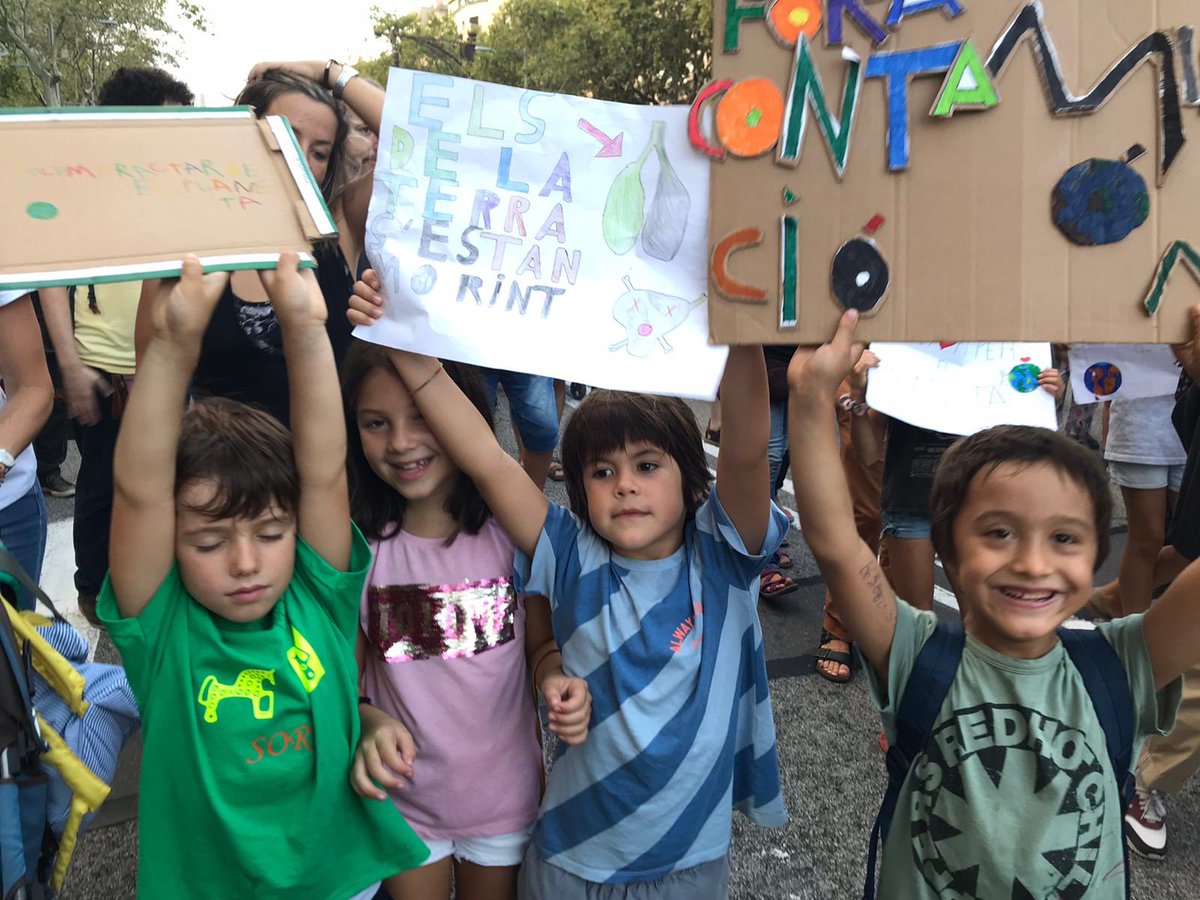 EscolaDecroly's tweet photo. #ClimateStrikes #CANVICLIMATIC #savetheplanet #escolessostenibles #FridaysForFurture #futur2100 https://t.co/LdFu4eDlXm