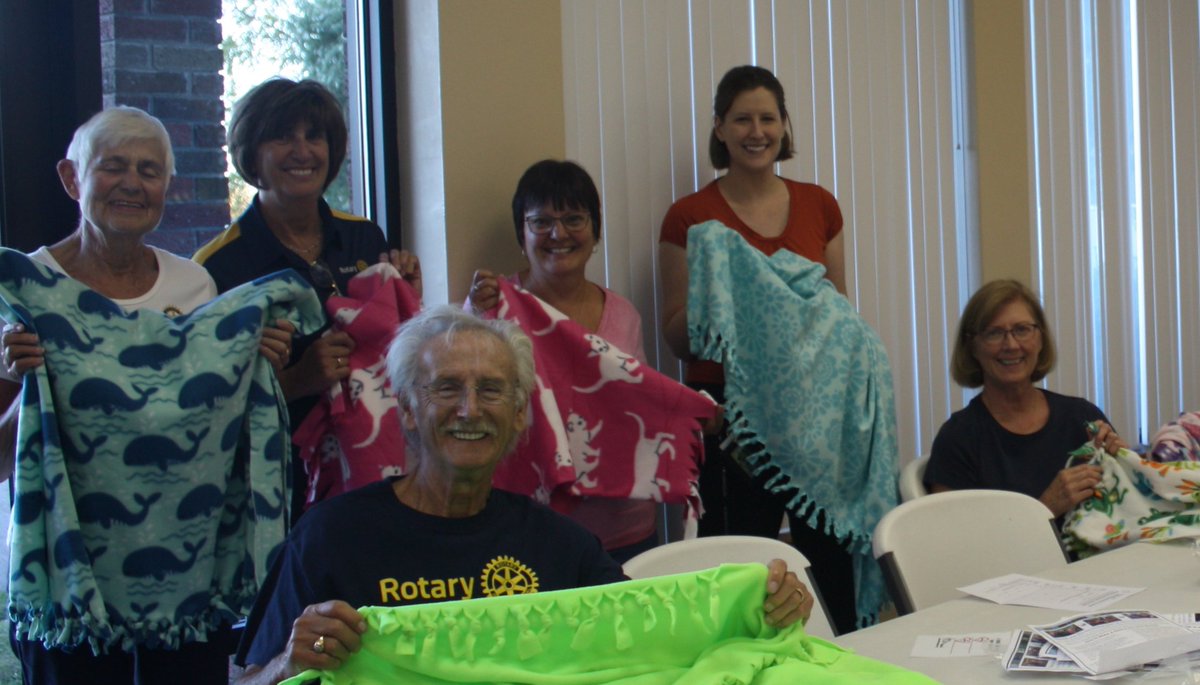 Byesvile_Club's tweet photo. Fun night last night. Eleven of us got together and made no-sew blanket. Had a lot of Rotary friends join us. #6690 #Byesville Rotary https://t.co/mEAvO1KkBh