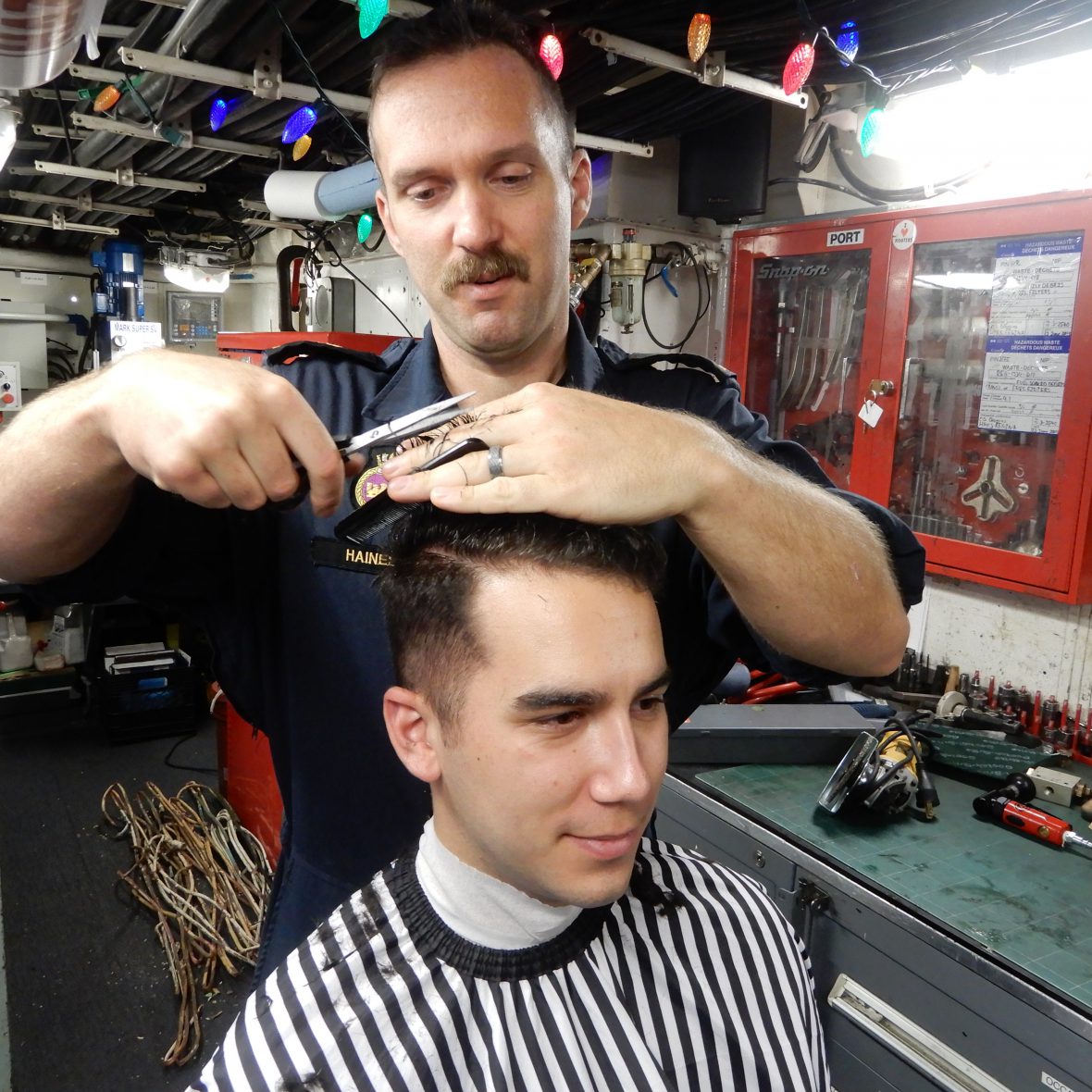 CanadianForces's tweet image. #HMCSRegina&apos;s stoker workshop is the home of the Greasy Clippers, a make-shift barber shop with Master Seaman Jeffrey Haines behind the clippers. 

#MapleLeaf: ml-fd.caf-fac.ca/en/2019/09/339… #OpARTEMIS