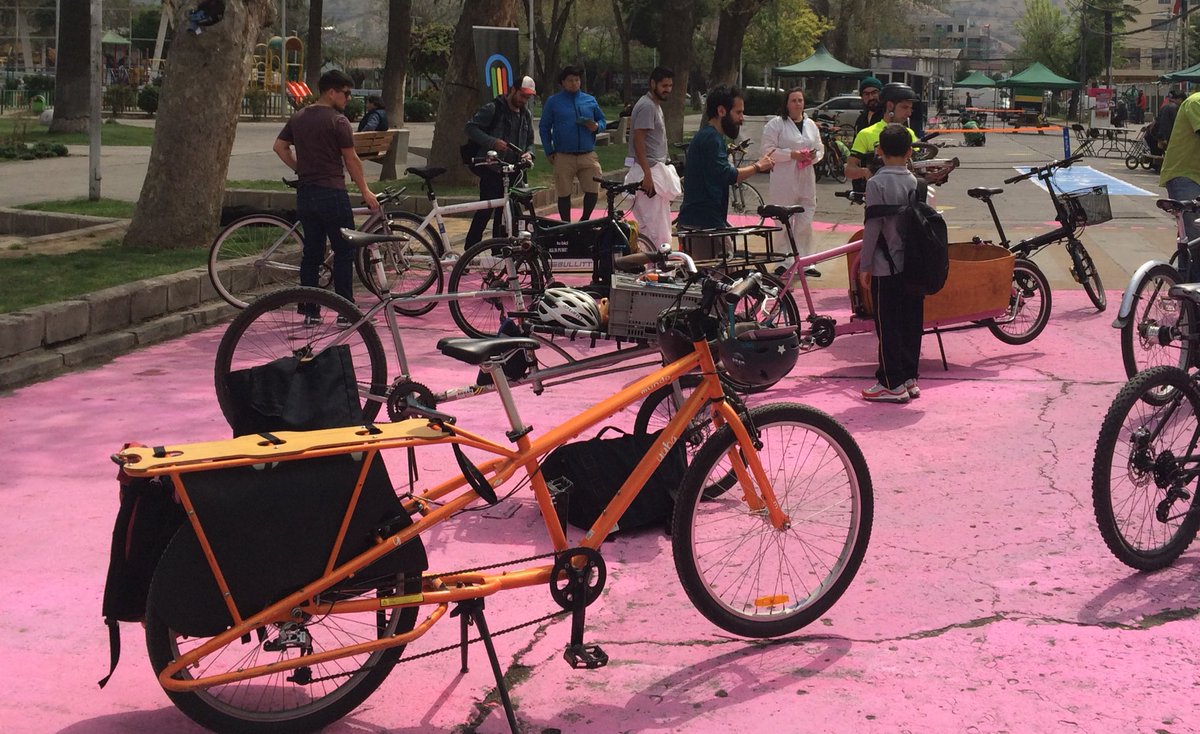 El #DiaNacionalSinAuto aún no termina! Cerraremos la jornada junto a <a href="/FFFSantiago/">Fridays for Future Santiago</a> por la #EmergenciaClimatica que vivimos. Toma gran valor la movilidad sustentable y las alternativas que desincentiven el uso del 🚘 no solo son un aporte al medio, también a la salud y economía!