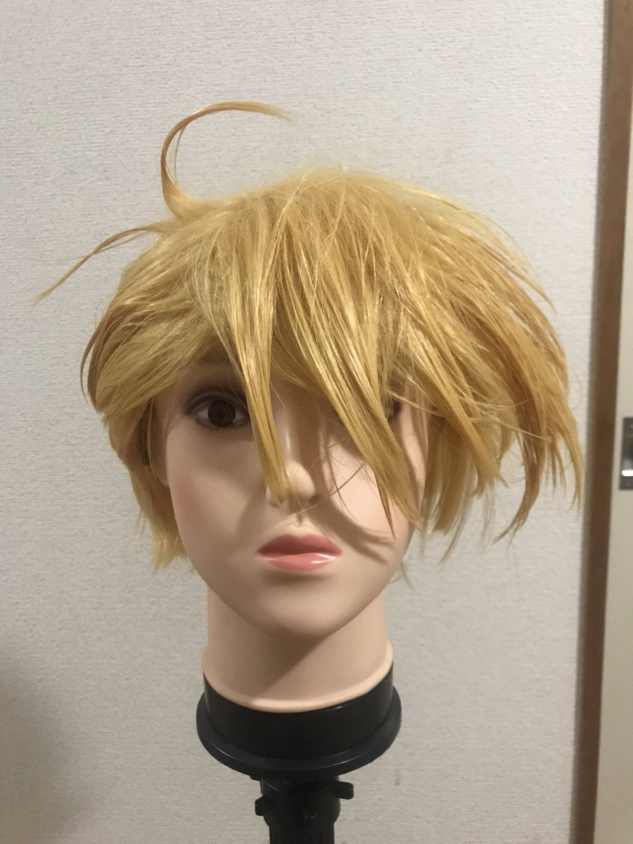 とっきー コンビニで酒買うついでにハードジェル買って もしかしてこれでサイド立ち上げたら 作戦は見事に失敗しました 誰だこれ でもアホ毛だけはジェル有能 サイドはunoのハードワックスでフワフワにした方がいいから ガイシホールはその作戦でいこう