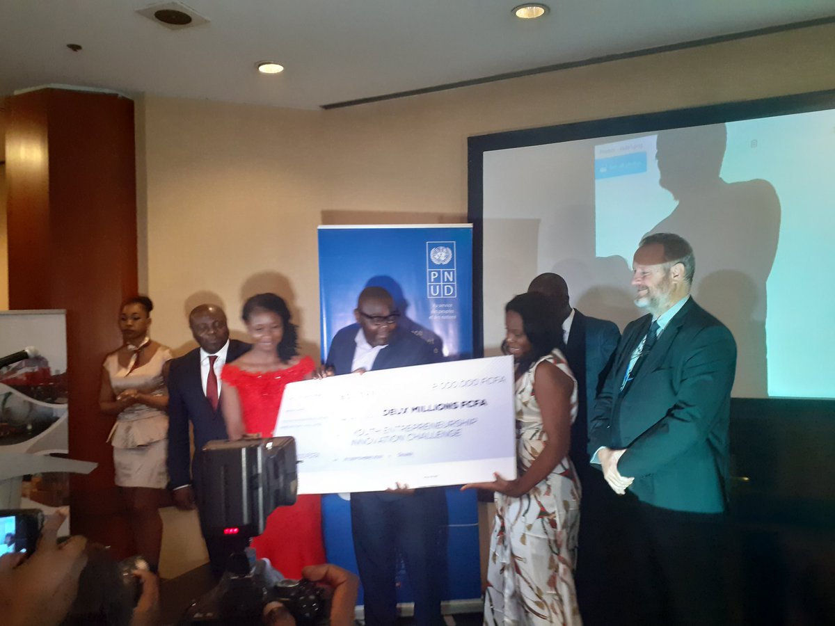 BouNghom's tweet photo. Pour clôturer la phase de remise des certificats et chèques, le groupe Bolloré a donné un prix spécial évalué à 2.000.000Fcfa à la candidate entrepreneur Mboumtche qui a proposé un projet de détection du cancer à partir d'un microscope intelligent.
#YEIC2019
#YouthConnektCamer https://t.co/Dw7ZI6WjkK
