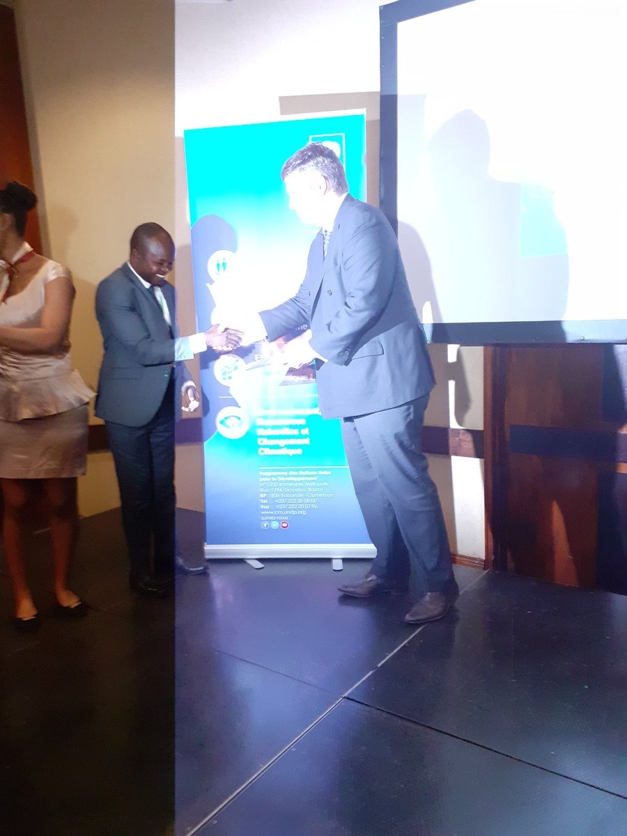 BouNghom's tweet photo. Pour la deuxième partie de remise des certificats, un groupe de 10 recevra 5000$
Un autre groupe (de 10) 10.000$
Et le dernier groupe (de 10), 15.000$
#YEIC2019
#YouthConnektCamer https://t.co/MYPkfNqQVE