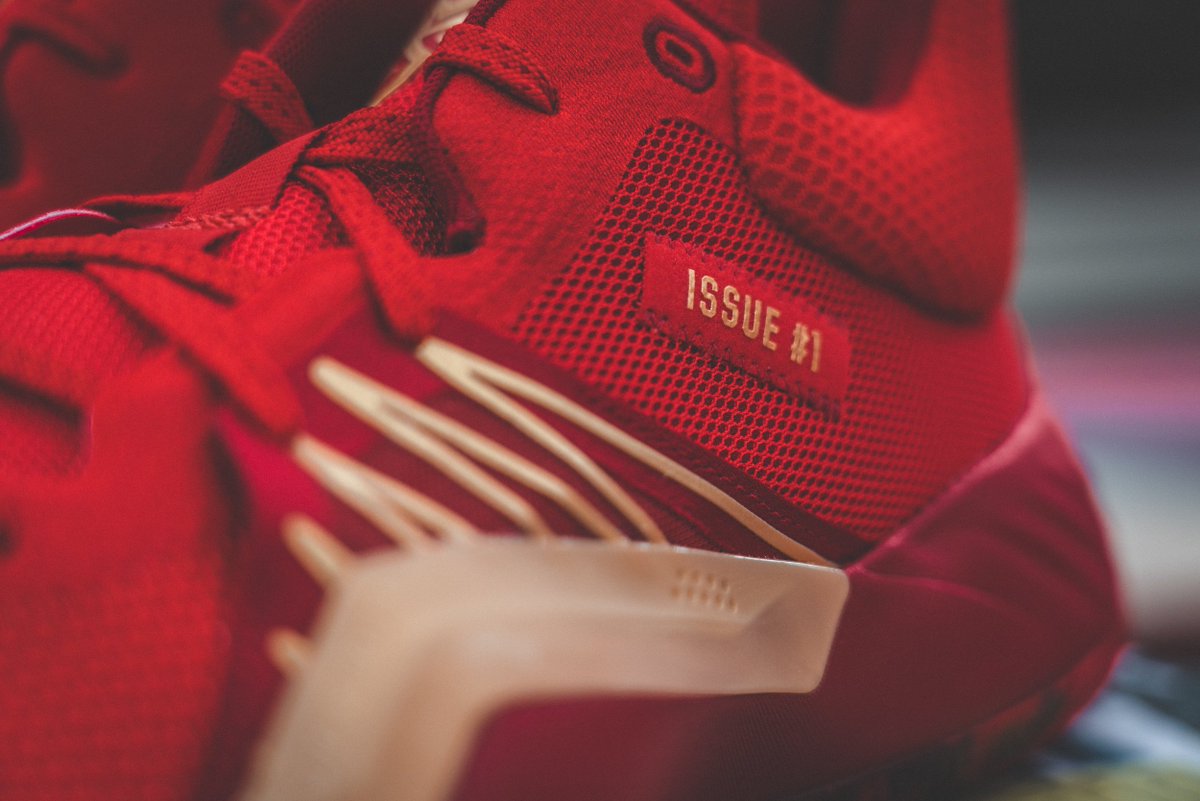 LouisvilleMBB's tweet image. Thanks to @spidadmitchell for the kicks for #LouisvilleLive19!! 🕷🕸