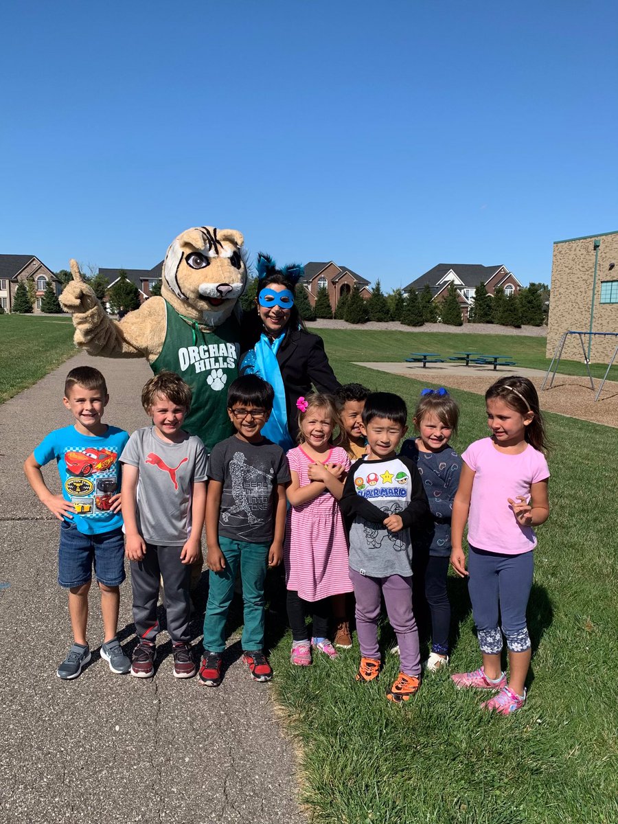 CherylRingold's tweet photo. Our “OH Cats” kicked off the Wildcat Walk fundraier with an entertaining assembly!! Extremely grateful for an amazing staff. #OHFamily #novipride @docsmatthews @NoviAcademics https://t.co/T0BiBzutSf