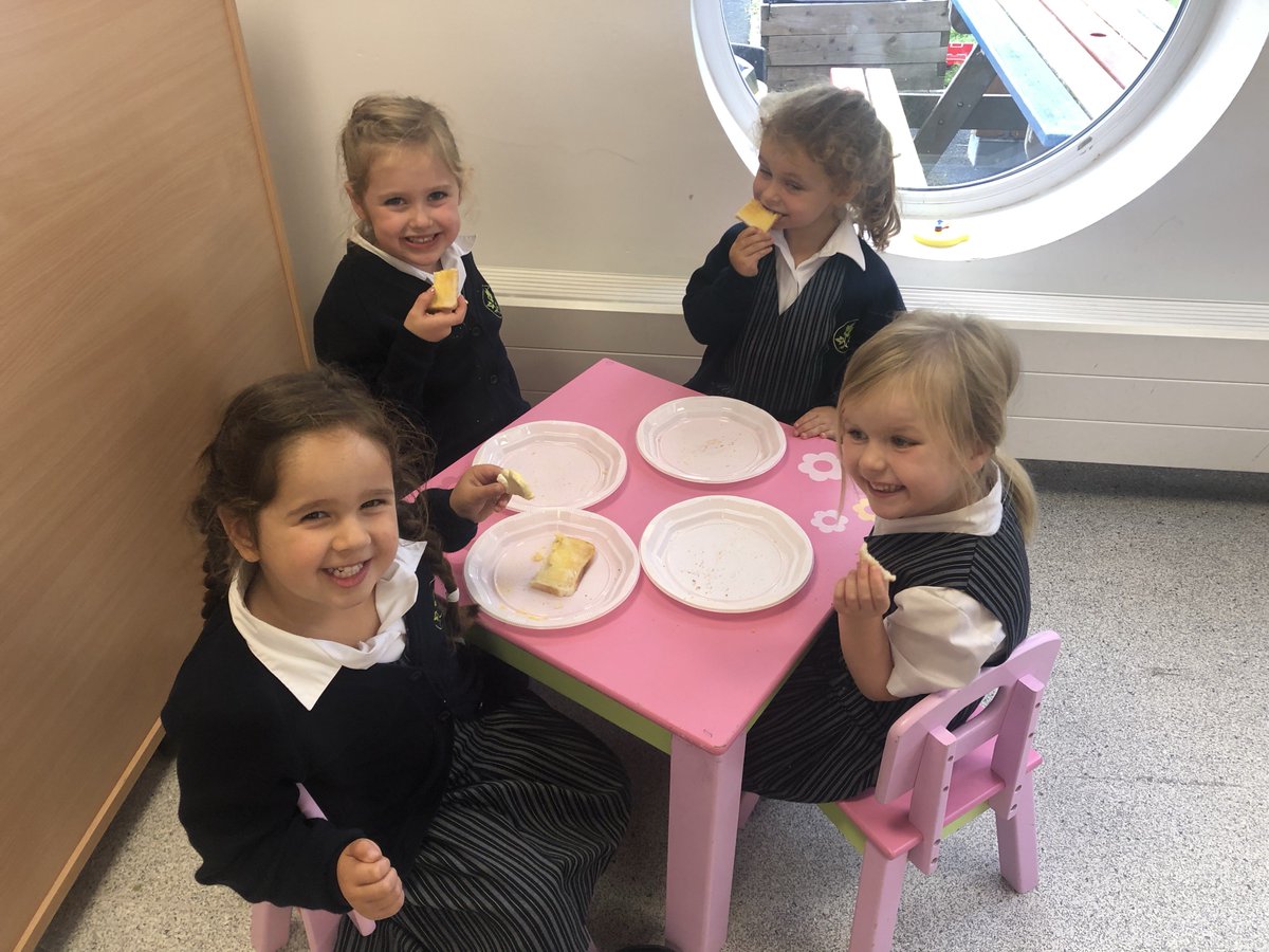 CroydonHighJnrs's tweet photo. It was all about toast today in reception. Counting out 4p from a large set. #mathsmastery #embeddinglearning #whiterosemaths #everygirleveryday https://t.co/y9iCDvyoFC