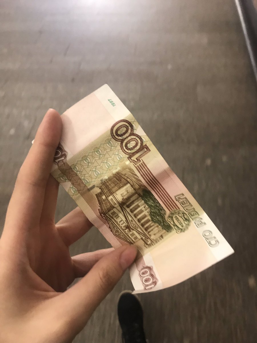 На столе 100 купюр. СТО рублей. СТО рублей в руке. 50 Рублей в руке. Купюры в руках.