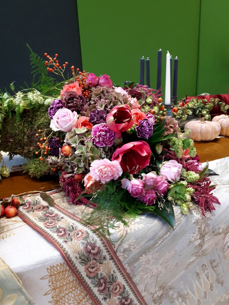 De voorbereidingen voor morgen zijn gedaan,  klaar voor bloemschikdemonstratie #historischeinformatiemarkt  <a href="/HAWestland/">Archief Westland</a> bloemstylistbiancavreugdenhil.nl/423530235