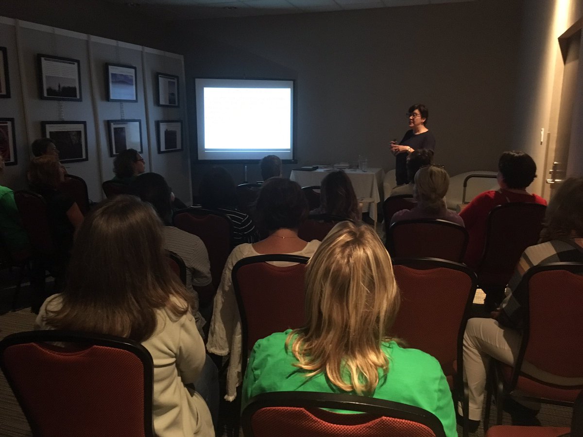 Conférence Trucs et astuces pour maximiser les bénéfices de la lecture à voix haute, animée par Andrée Poulin au Salon du livre du Saguenay. Organisé par Pédago Fest et Dominique et compagnie. On découvre le le formidable pédagogique de la lecture à voix haute.