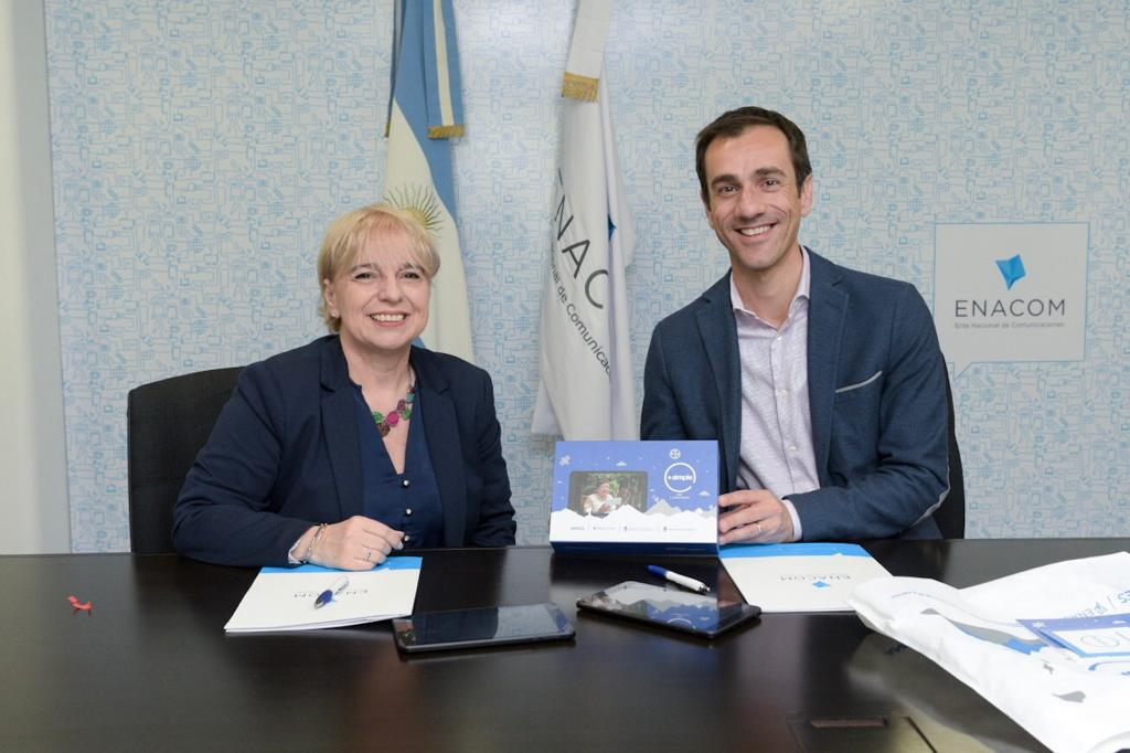 SilvanaGiudici's tweet photo. Ahora #Junín y #Maipú también están con #MasSimple. Hoy firmamos el convenio con sus intendentes @petreccapablo y #MatíasRapallini para que adultos mayores de esas ciudades puedan beneficiarse con nuestro programa de inclusión digital. #InternetParaTodos https://t.co/UBhicLano3