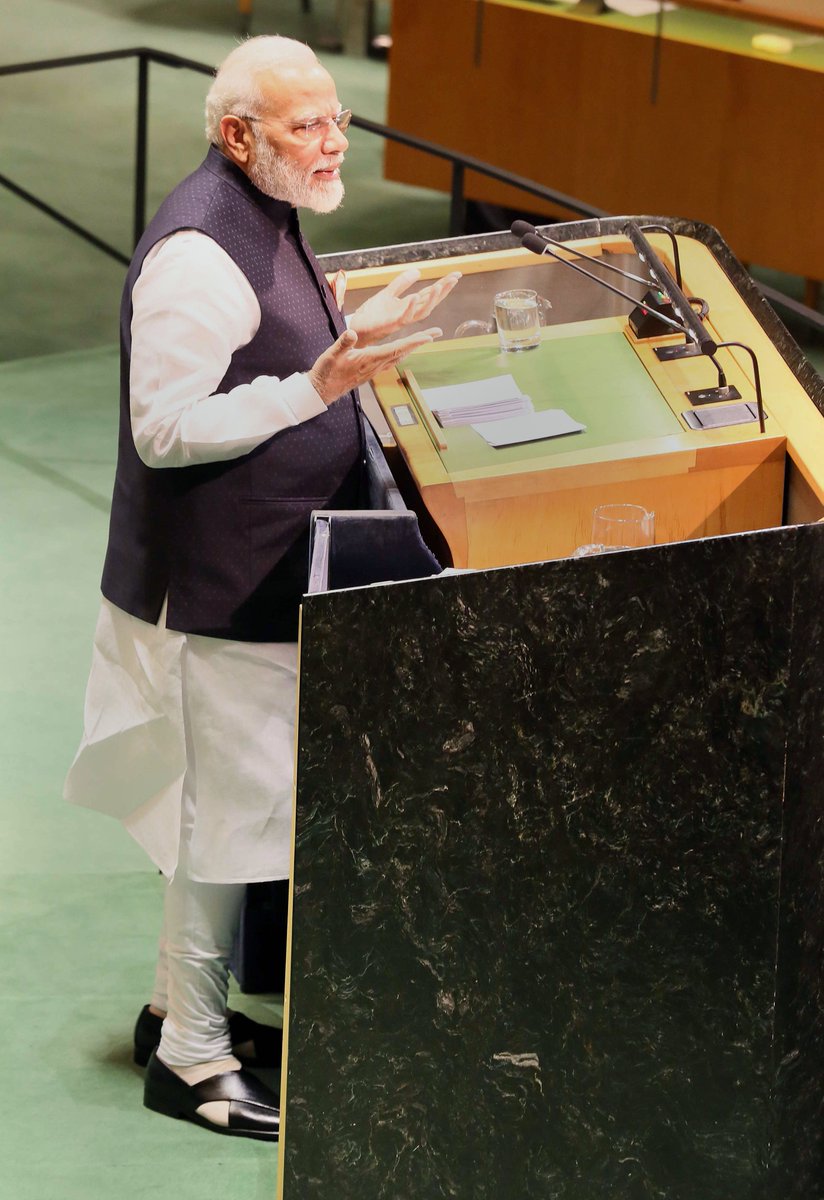 AIRNewsHindi's tweet image. प्रधानमंत्री #नरेन्‍द्र_मोदी ने मानवता के हित में आतंकवाद के खिलाफ संगठित होने का अंतर्राष्‍ट्रीय समुदाय से आहवान किया। 

#ModiUNGASpeech